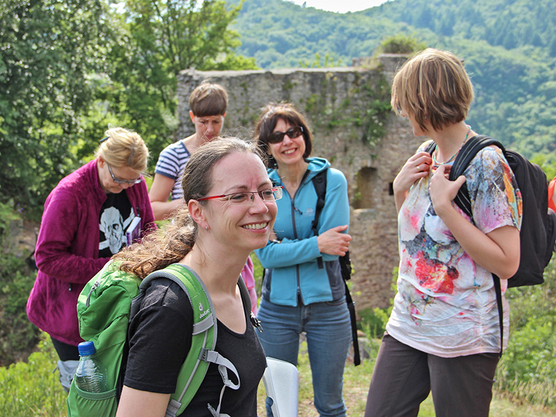 Mit etwas Kraxelei erreichten wir einen Aussichtspunkt neben der Altenbaumburg. Vorne, mit grünem Rucksack und ihrem glücklichen Wander-Lächeln Dorothee Köhler beim Workshop-Leiten.
