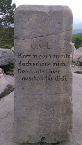 Inschrift auf einem Stein